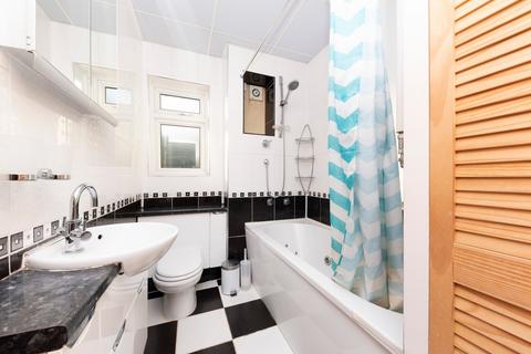 2 bedroom apartment for sale, Vernon Avenue, Raynes Park SW20