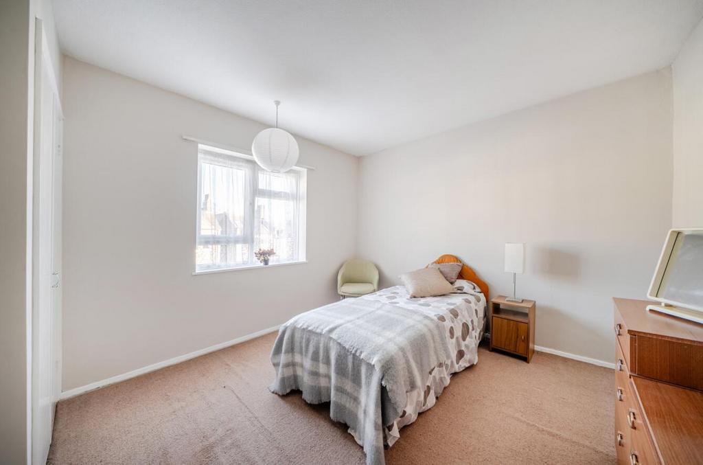 Bedroom 1b.jpg