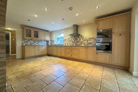 4 bedroom detached house to rent, The Street, Holywell Row, Suffolk, IP28 8LS