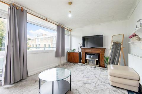 3 bedroom maisonette to rent, Tomlinson Close, London E2