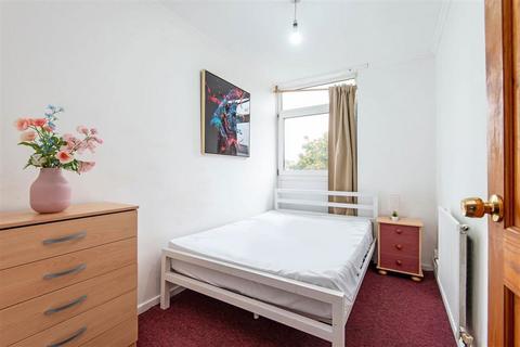 3 bedroom maisonette to rent, Tomlinson Close, London E2