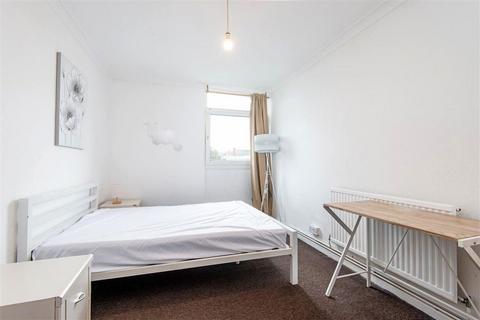 3 bedroom maisonette to rent, Tomlinson Close, London E2