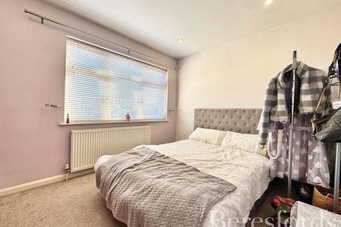 3 bedroom semi-detached house for sale, South End Road, Hornchurch, RM12