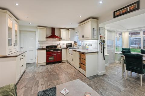 4 bedroom detached house for sale, 2 Stokesay Avenue, Perton, Wolverhampton, WV6 7RS