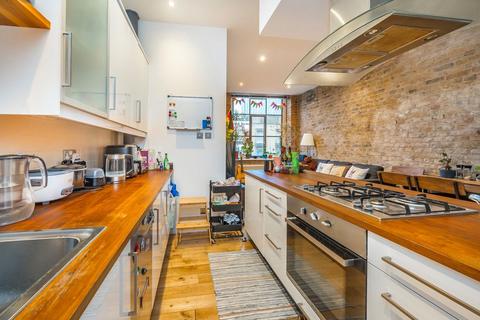 2 bedroom flat to rent, Thrawl Street, London E1