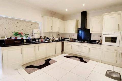 3 bedroom bungalow to rent, Melbourne Gardens, Romford, RM6