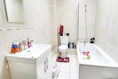 3 bedroom bungalow to rent, Melbourne Gardens, Romford, RM6