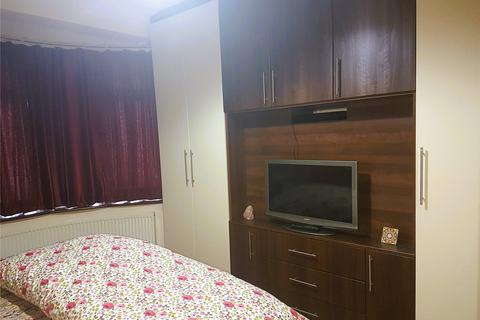 3 bedroom bungalow to rent, Melbourne Gardens, Romford, RM6