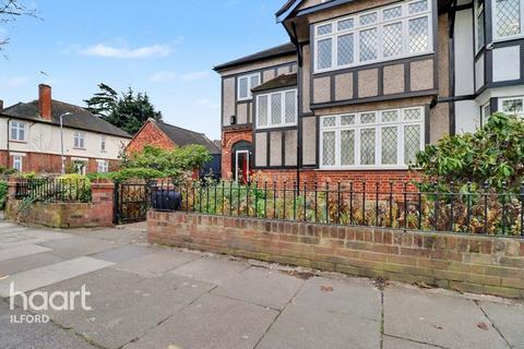 3 bedroom end of terrace house to rent, The Drive, Ilford