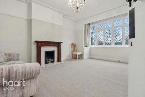 3 bedroom end of terrace house to rent, The Drive, Ilford