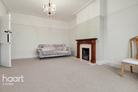 3 bedroom end of terrace house to rent, The Drive, Ilford