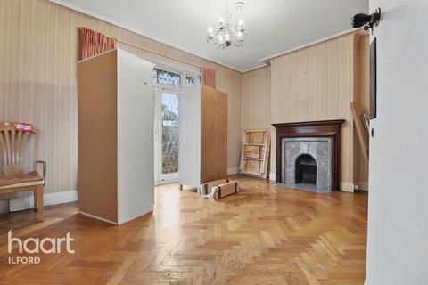 3 bedroom end of terrace house to rent, The Drive, Ilford