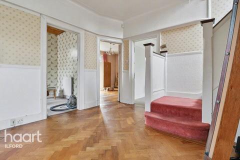 3 bedroom end of terrace house to rent, The Drive, Ilford