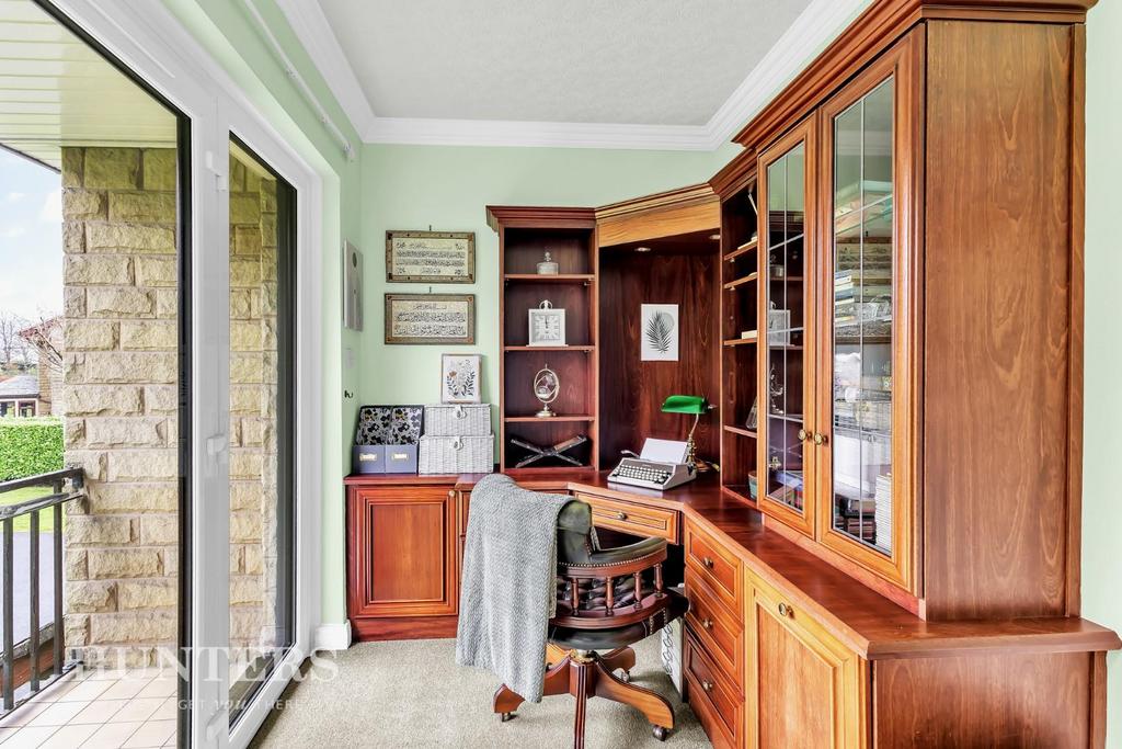 Bedroom 5 / Office