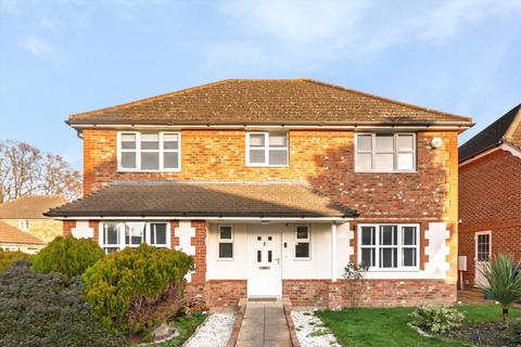 4 bedroom detached house to rent, St. Andrews Close, Thames Ditton KT7