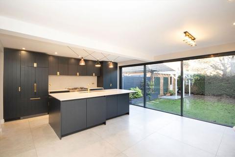 4 bedroom detached house to rent, St. Andrews Close, Thames Ditton KT7
