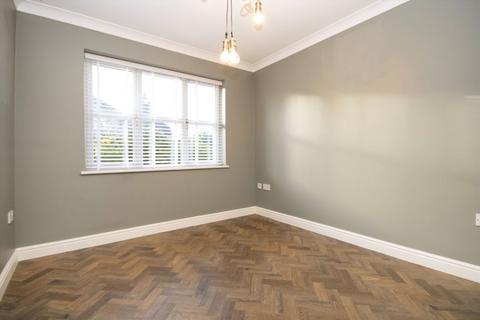 4 bedroom detached house to rent, St. Andrews Close, Thames Ditton KT7