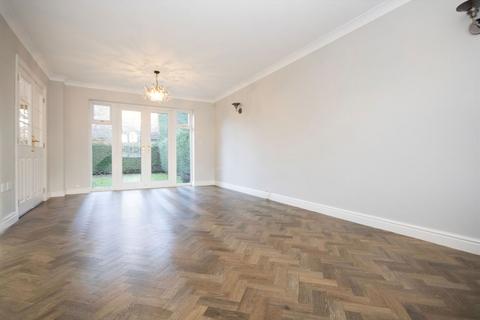 4 bedroom detached house to rent, St. Andrews Close, Thames Ditton KT7