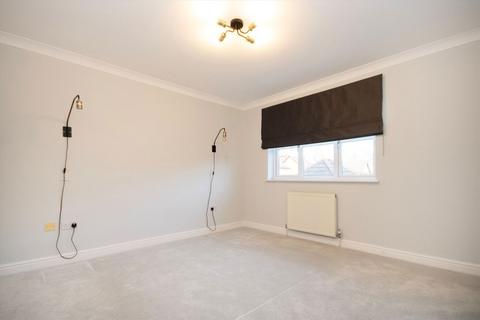 4 bedroom detached house to rent, St. Andrews Close, Thames Ditton KT7