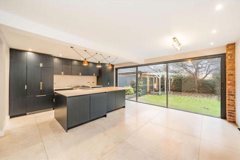 4 bedroom detached house to rent, St. Andrews Close, Thames Ditton KT7