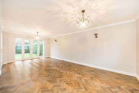 4 bedroom detached house to rent, St. Andrews Close, Thames Ditton KT7