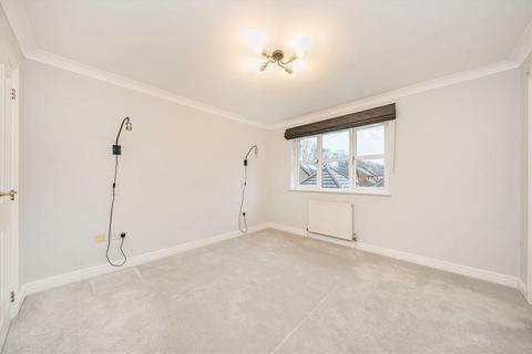 4 bedroom detached house to rent, St. Andrews Close, Thames Ditton KT7