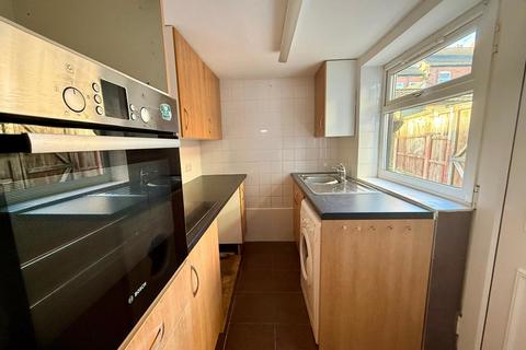 3 bedroom terraced house to rent, Vale Road, Mansfield Woodhouse, Nottinghamshire