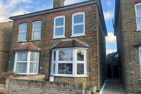 3 bedroom semi-detached house to rent, Willow Street, Romford