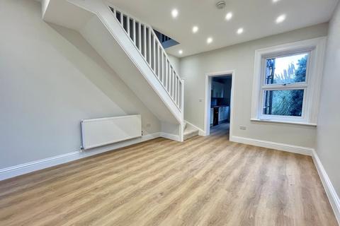 3 bedroom semi-detached house to rent, Willow Street, Romford