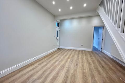 3 bedroom semi-detached house to rent, Willow Street, Romford