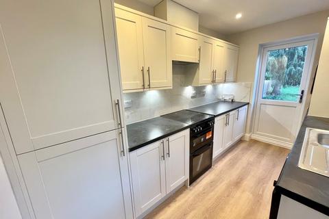 3 bedroom semi-detached house to rent, Willow Street, Romford