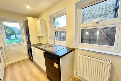 3 bedroom semi-detached house to rent, Willow Street, Romford