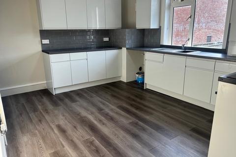 2 bedroom flat to rent, High Street, Walton On The Naze CO14