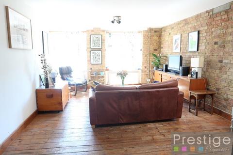 3 bedroom apartment to rent, Manor Road, London N16