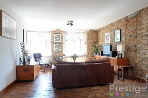 3 bedroom apartment to rent, Manor Road, London N16
