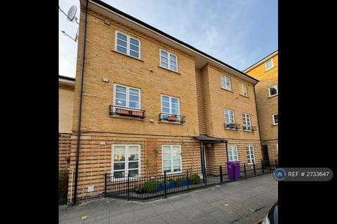 1 bedroom in a flat share to rent, Hainton Close, London, E1