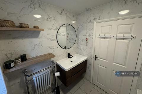 1 bedroom in a flat share to rent, Hainton Close, London, E1