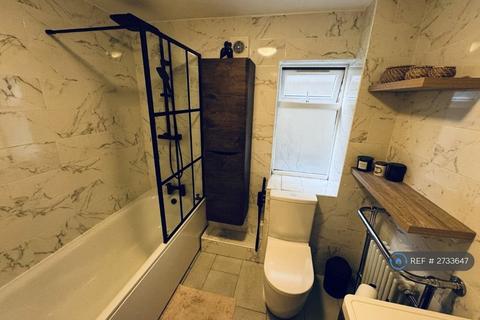 1 bedroom in a flat share to rent, Hainton Close, London, E1