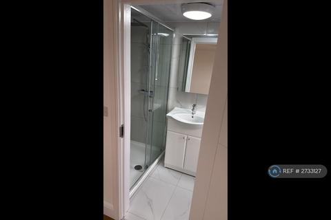 5 bedroom semi-detached house to rent, Bulstrode Road, Hounslow, TW3