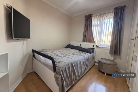 4 bedroom semi-detached house to rent, Minet Drive, Hayes, UB3
