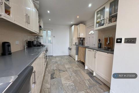 4 bedroom semi-detached house to rent, Minet Drive, Hayes, UB3