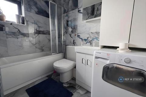 4 bedroom semi-detached house to rent, Minet Drive, Hayes, UB3