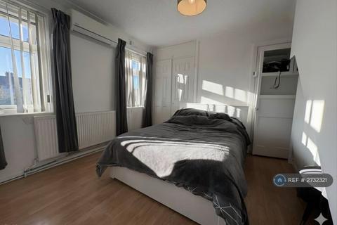 4 bedroom semi-detached house to rent, Minet Drive, Hayes, UB3