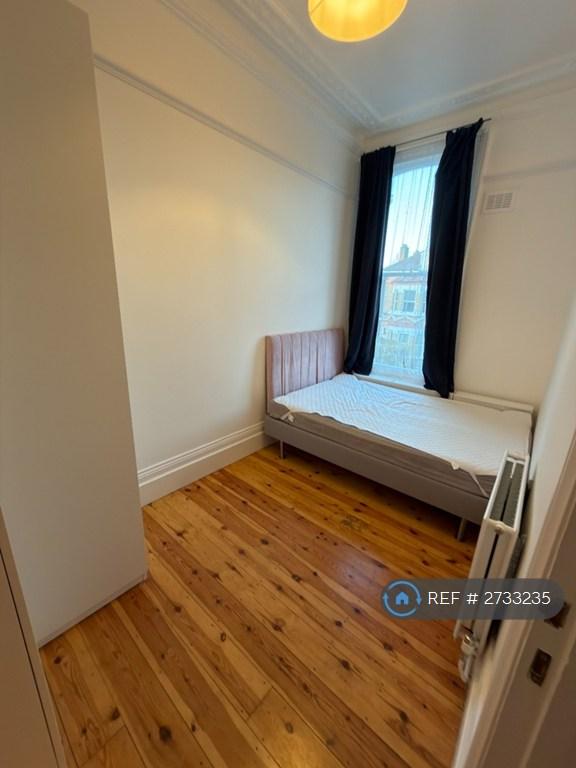 Bed 1 - Double Bed