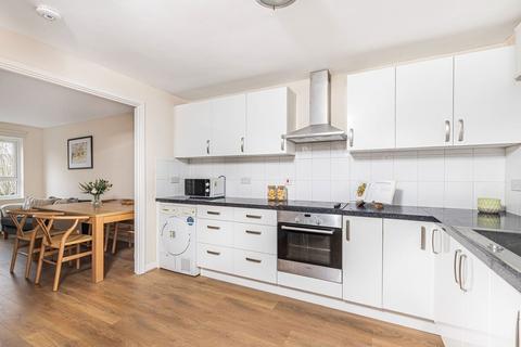 4 bedroom maisonette to rent, East Hill, London SW18
