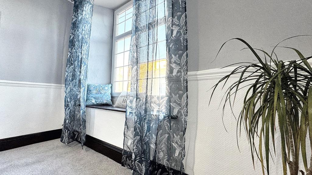 Bright double bedroom with a large bay window, ...