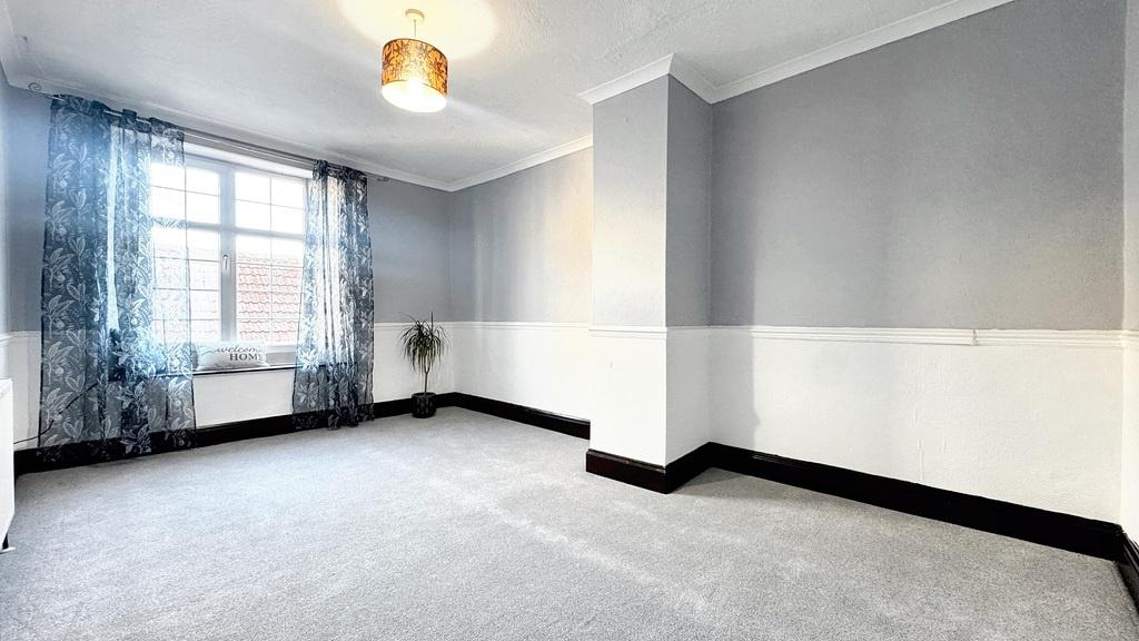 Bright, freshly redecorated double bedroom with...
