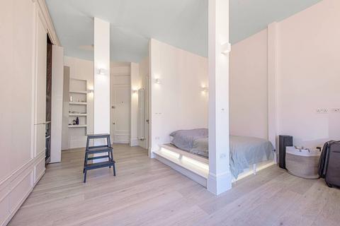 Studio to rent, Compayne Gardens, South Hampstead, London, NW6