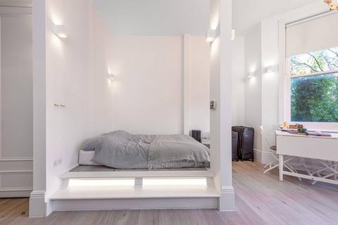 Studio to rent, Compayne Gardens, South Hampstead, London, NW6