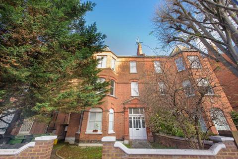 Studio to rent, Compayne Gardens, South Hampstead, London, NW6